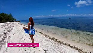 I love giving outdoor blowjobs to my girlfriend on the beach