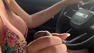 puta habilidosa chupa pau e tira leite