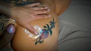 gostosa mama tarado e deixa lambuzar rabo com óleo 🔥