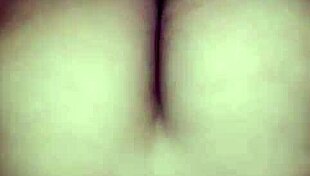 Hanya melayani bos untuk wang tambahan terasa liar.