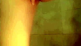 Pakistani girl boldly squirts during fingering