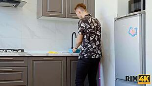 Rim4k Rosyjska Dziewczyna w Czerwonych Pończochach Dołącza do Zabawy w Trójkę!