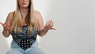 Огромные натуральные сиськи Коди Ворес трясутся во время интенсивного оргазма от Хитачи крупным планом