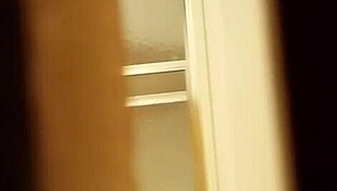 Espiando como se talla la panocha peluda