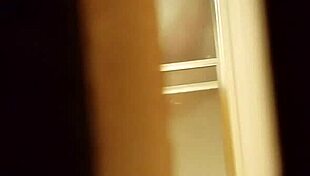 Espiando como se talla la panocha peluda