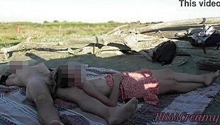 معلمة فرنسية تمص زب هاوية على شاطئ عاري عام للغريب مع قذف الناس يمسكون بنا الجزء 1 - misscreamy 😏