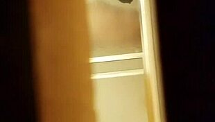 Espiando como se talla la panocha peluda