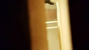 Espiando como se talla la panocha peluda