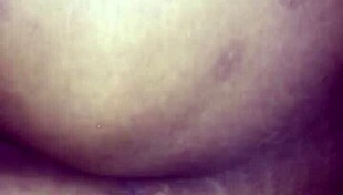 Tengok milf BBW ini naik dan memancut atas kote besar aku