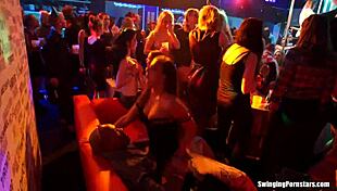 Blonde fêtarde baisée fort en club !