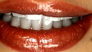 Fant, obseden sem – Cassidy Banks jebe na kavču s tistimi tatuji!