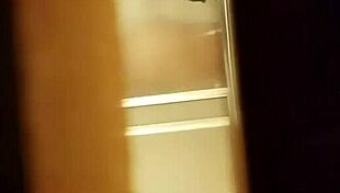 Espiando como se talla la panocha peluda