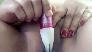 poosoo fingers her pussy in this video