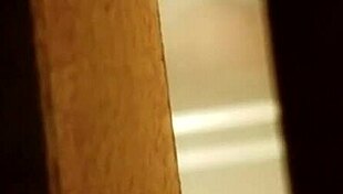 Espiando como se talla la panocha peluda