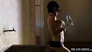 damn, this athletic brunette babe just stops to masturbate right in the boxing gym! 💪