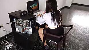 le ayudo a mi vecina con unos dibujos y a cambio ella me deja correrme en su ropa interior y follarla en la computadora casi nos descubren