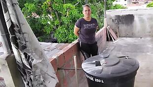 descubro a mi hermanastra fumando en la azotea y mientras me chupa la polla me pide que se la meta para no contarle a mi madrastra -1 parte-