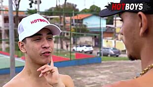 Novinho giving to big cocks in the neighborhood?