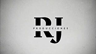 le doy a chupar bonbon a mi hermanastra de mis tetas