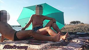 Дерзко сверкнул хуем на переполненном общественном пляже