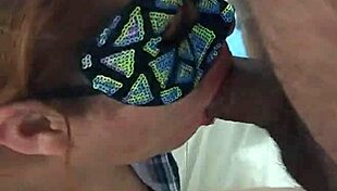 otra cogida de perrito mientras limpio, mi jefe me manosea y me la mete toda en la boca 😈