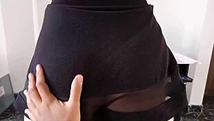 le ayudo a mi vecina con unos dibujos y a cambio ella me deja correrme en su ropa interior y follarla en la computadora casi nos descubren