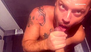 Gym shower cruising with blowjobs and masturbation