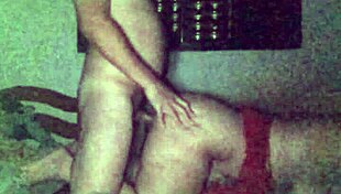 Dalam gelap, dia naik atas aku, kongkek pantat besar dan tetek semula jadi aku sedap di atas katil