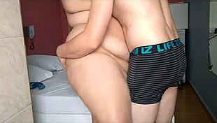 क्यूट चब्बी एमेच्योर ब्रूनेट अपनी कर्व्स शो करती है