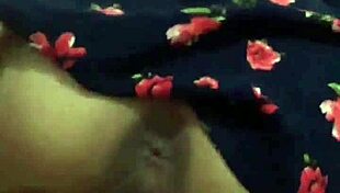 Con la vecina en rico vestido de flores