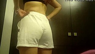 Espero mis amigos de la universidad no me reconozcan. Soy una ninfómana total y me encanta masturbarme al aire libre! 😜