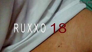 Estudiante colombiana recibe sexo duro con pasi�n. Le beso el culo mientras la petite gime de placer.