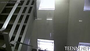 Peníze za to, aby mladá Cali Hayes dala divoké orální akce na veřejnosti