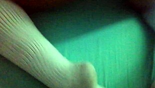 Estudiante colombiana recibe sexo duro con pasi�n. Le beso el culo mientras la petite gime de placer.