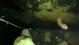 Temna soba s tremi požrešnimi fanti ki hrepenijo po vročem seksu namočenem v mleko