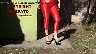 Is this argentinian milf in leggings showing cameltoe?