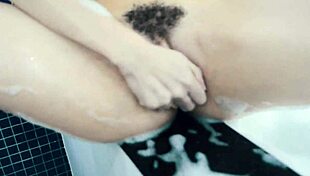 Novinha Magrinha E Peludinha Enfiando Consolo Até Gozar Na Hidro Do Motel.