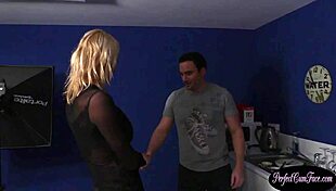 Бюстеста британска милфа получава кум върху лицето