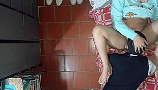 Camara graba como el hijastro mayor tiene relaciones sexuales con su madrastra - la camara esta puesta en el techo y ellos estaban follando.