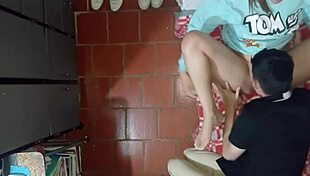 Camara graba como el hijastro mayor tiene relaciones sexuales con su madrastra - la camara esta puesta en el techo y ellos estaban follando.