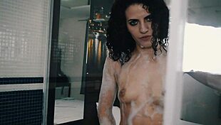 Novinha Magrinha E Peludinha Enfiando Consolo Até Gozar Na Hidro Do Motel.