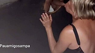 Puta merda, o corno leva a esposa loira para buracos de glória para uso bruto por paus grandes!