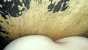 Temna soba s tremi požrešnimi fanti ki hrepenijo po vročem seksu namočenem v mleko