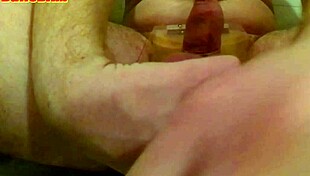 Úrnő rúgja a golyókat garázsban orgazmusig