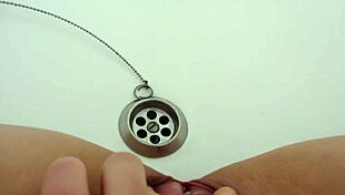 i’m a milf pissing in the bath for fetish close-ups