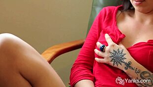 liandra dahl, tattooed babe, masturbates to climax