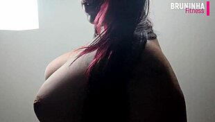 Brasileira Cavala Exibindo o Rabão Peituda Siliconada