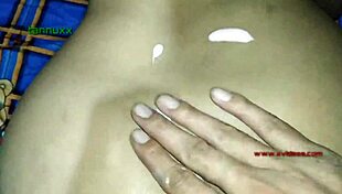 Desi Bhabhi si užívá skupinové šukání s masérkou