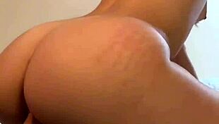 فتاة 18+ بقبعة رمادية تُنيك من الخلف من قبل شاب 18+ هاوٍ في ركوب بري. شرجها الضيق يرتد بقوة في جلسة ساخنة.