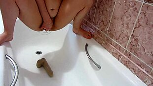 i’m a milf pissing in the bath for fetish close-ups